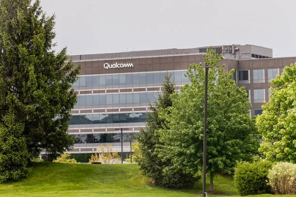 뉴저지 브리지 2023 Qualcomm 관련된 반도체 소프트웨어 서비스를 만드는 회사이다 로열티 프리 스톡 사진