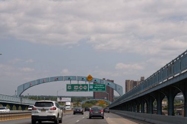 Camden, NJ - 21 Mayıs 2023: Benjamin Franklin Köprüsü 'nden Camden Waterfront ve Routes I676, US 30 ve 130' a doğru trafik.