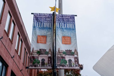 Danbury, CT - 17 Ekim 2022 Şehir Merkezi Danbury bayrağı birçok dilde hoş geldiniz diyor