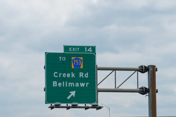 位于新泽西州贝尔迈尔的新泽西州42号州际公路 南北高速公路 上的14号出口标志 通往卡姆登县753号公路 克里克路 — 图库照片
