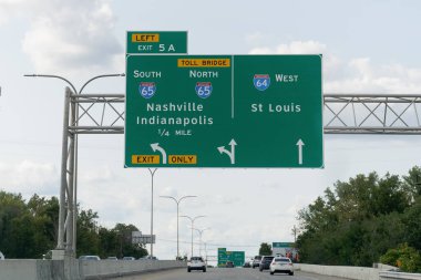 Louisville, Kentucky - 10 Eylül 2021: I64 West kavşağındaki 5A çıkışı St Louis ve I65 North - Nashville ve Indianapolis 'in güneyine doğru