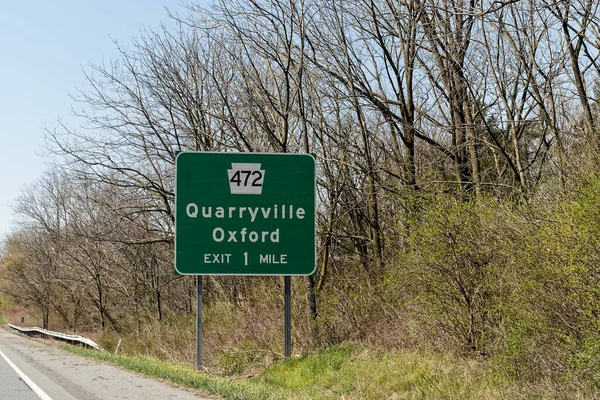 ペンシルベニア州オックスフォードでアメリカ1番出口の標識Pa 472番でクアリビルとオックスフォードへ — ストック写真