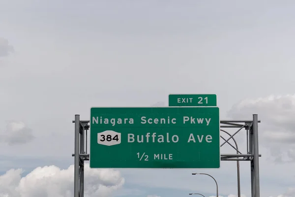 Skylt Mot Avfart Från I190 Mot Niagara Scenic Parkway 384 — Stockfoto