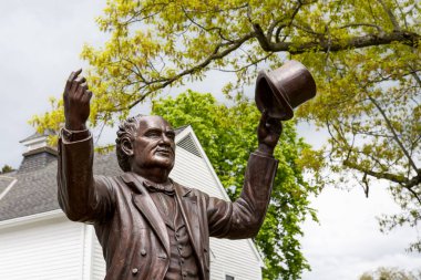 Bethel, CT - 3 Mayıs 2023: Phineas Taylor 'ın bu heykeli Barnum, heykeltıraş David Gesualdi tarafından, kütüphanenin önünde duruyor. Barnum, Bethel, Connecticut 'ta doğdu..