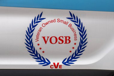 Portland, CT - 4 Mayıs 2023: VOSB için bir arabanın logosu, Veteran Küçük İşletme, CVE ile birlikte, Gazi İşleri Kontrol ve Değerlendirme Merkezi tarafından incelenmiş ve doğrulanmıştır.