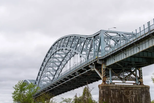 ポートランド橋とも呼ばれるアレゴニ橋はミドルタウンとポートランドの間にあり コネチカット川を渡って国道66号線と国道17号線を通っている — ストック写真