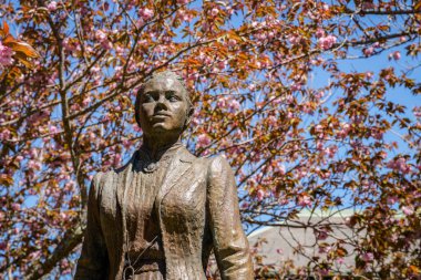 Falmouth, MA - 6 Mayıs 2023: Bronz heykel, Lloyd Lillie tarafından, Katharine Lee Bates 'in Pikes Peak' in zirvesinde, Amerika the Beautiful 'un sözleri haline gelecek sözleri düşündü..