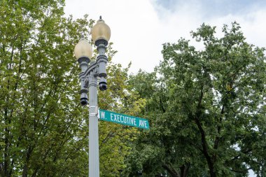 Washington 'da West Executive Caddesi tabelası. Yönetici Bulvarı, Beyaz Saray 'ın bitişiğindeki kapalı bir caddedir.