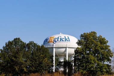 Springfield, OH - 30 Eylül 2023 Springfield su kulesi 70 numaralı otobanda görüldüğü gibi.
