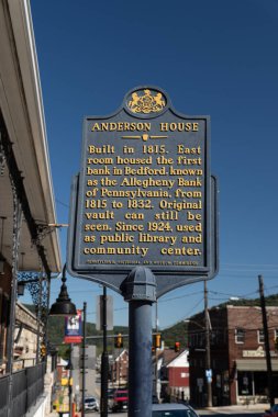 Bedford, PA - 27 Eylül 2023: 1815 'te inşa edilen tarihi Anderson Evi, Bedford' daki ilk bankaya ev sahipliği yaptı ve şimdi Güney Alleghenies Sanat Müzesi 'ne ev sahipliği yapıyor.