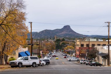 Prescott, AZ - 15 Kasım 2023 Willis Caddesi 'nden Başparmak Butte' a doğru bakıyor.