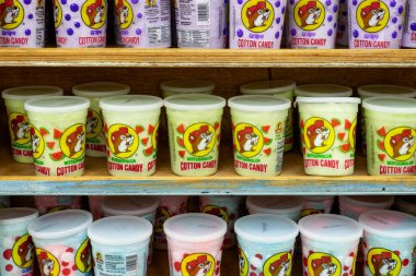 Terrell, TX - 16 Ekim 2023: Buc-ee 'nin markası Cotton Candy' nin çeşitli aromalı konteynırları marketlerinin raflarında.