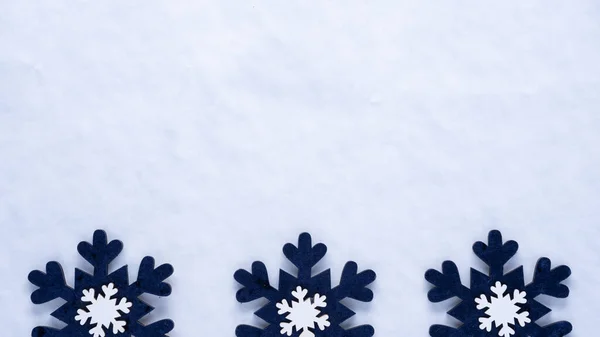 Winterrand Mit Schneehintergrund Und Dunkelblauen Und Weißen Schneeflockenornamenten — Stockfoto