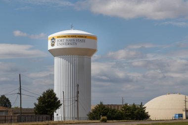 Hays, Kansas - 3 Ekim 2023 Fort Hays Eyalet Üniversitesi tabelasıyla Watertower. FHSU batı Kansas 'taki en büyük üniversitedir..