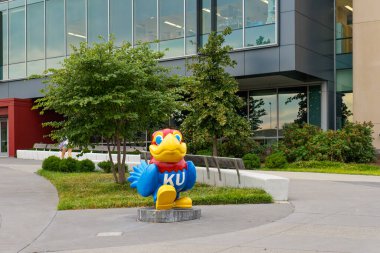 Lawrence, Kansas - 3 Ekim 2023 KU Jayhawk maskot heykeli Kansas Üniversitesi kampüsündeki Entegre Bilim Binası önünde.