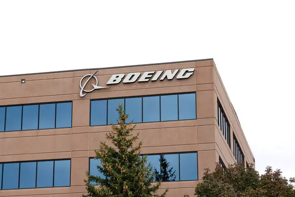 Colorado Springs, CO - 6 Ekim 2023 Boeing Teknoloji Merkezi ofis binasının imza ve logosu