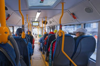 Nuuk, Grönland - 21 Ağustos 2023: bir servis otobüsünün içinde turistleri şehir limanına götürüyor..