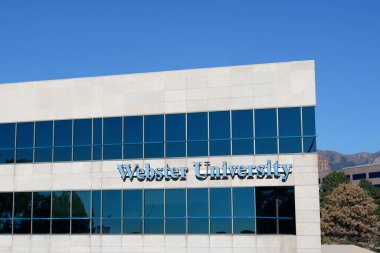 Colorado Springs, CO - 7 Ekim 2023: Webster Üniversitesi 1915 yılında kuruldu ve 14 eyalette ve uluslararası bölgelerde kampüsleri var.