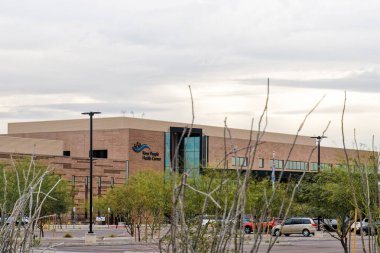Scottsdale, AZ - 14 Mart 2023: Nehir İnsanları Sağlık Merkezi tüm Yerliler için bir ayakta tedavi kliniği.