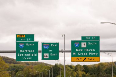 I-91 Kuzey yolunda Meriden Connecticut 'tan Hartford ve Springfield' a doğru I-91 Güney 'den New Haven' a ve W. Cross Pkwy 'ye.