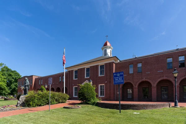 Mays Landing, NJ - 26 Mayıs 2023: Tarihi Atlantik Eyalet Mahkemesi Binası 1838 yılında inşa edildi ve İlçe Katibi Ofisi 'ne ev sahipliği yapıyor..
