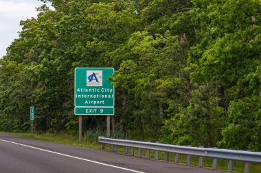 Egg Harbor Kasabası, NJ - 21 Mayıs 2023: Atlantic City Uluslararası Havaalanı için Atlantic City Otoyolu 'nda imza verin..
