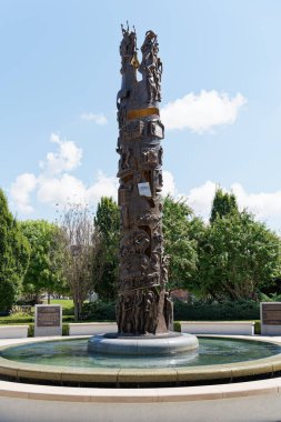 Tulsa, tamam - 16 Eylül 2021: Uzlaşma Kulesi, Ed Dwight 'ın John Hope Franklin Uzlaşma Parkı' nda yaptığı, Afro-Amerikan mücadelesinin tarihini anlatan 26 fit uzunluğunda bir anıt kulesidir.