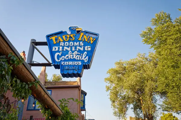 Taos, NM - 8 Ekim 2023: Taos Inn, Taos 'taki ilk pratisyen hekim olan Thomas 