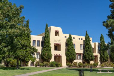 Carlsbad, NM - 10 Ekim 2023: 1891 'de inşa edilen Viktorya dönemi tarzı koyu kırmızı tuğla, 1939' da İspanyol mimari tarzına uyarlanmıştır..