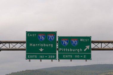 76 ve 70 nolu otobanlar arası çıkış işaretleri, doğuda Harrisburg, Pennsylvania ve batıda Pittsburgh, Pennsylvania 'ya doğru.