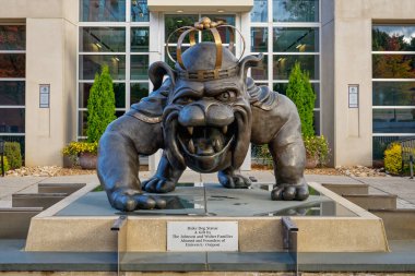 Harrisonburg, Virginia - 21 Ekim 2023: James Madison Üniversitesi kampüsündeki Robert ve Francis Plecker Atletizm Merkezi önünde Lee Leuning tarafından yapılan Duke Dog heykeline yakın çekim.