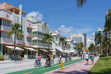 Miami, FL, Nisan. 2, 2024: Güney Sahilindeki Okyanus Yolu, Art Deco binalarıyla dolu cadde boyunca yürümesi ve bisiklete binmesi ile ünlüdür..