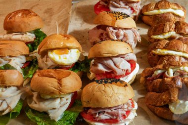 Fırın penceresinden bakıyor, seçici bir odak noktası var. Etten yumurtalar ve peynirli sandviçler.