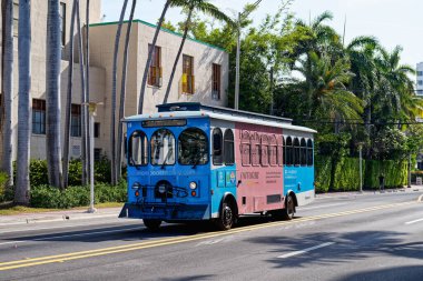 Miami, Florida - 3 Nisan 2024 Miami Beach Tramvayı, haftada 7 gün sabah 8 'den 11' e kadar günde 15 saat hizmet veren ücretsiz bir şehirdir.