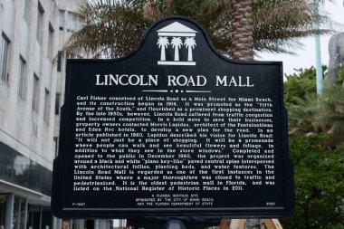 Miami Beach, FL - 4 Nisan 2024: Lincoln Road Mall, bir yaya alışveriş bölgesi, Miami Beach 'in ana caddesi olarak Carl Fisher tarafından tasarlandı. Florida 'daki en eski yaya alışveriş merkezidir..