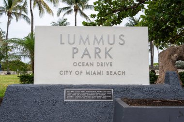 Miami Beach 'in güney sahilindeki Ocean Drive' daki Lummus Park 'a imza atın.