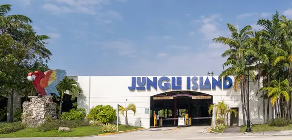 Miami, FL - 4 Nisan 2024: Orman Adası, dünyanın dört bir yanından gelen ve Miami 'nin tropikal doğası içinde bir ormanda yaşayan bir turizm merkezi..