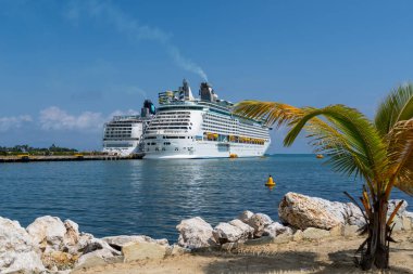 Puerto Plata, DR - 7 Nisan 2024: Norveç İncisi ve Kraliyet Karayip Explorer 'i Taino Körfezi Puerto Plata Limanı' na yanaştı.