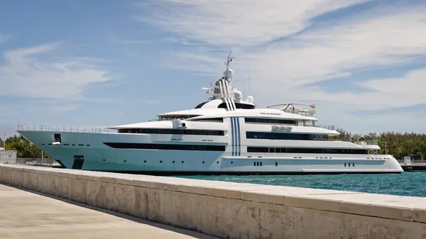 Nassau, Bahamalar - 9 Nisan 2024: Vibrant Curiosity, Alman girişimci Reinhold Wurth 'ün sahibi olduğu mega bir yat. Yat, 2006-2007 iş yıllarında Wurth şirketinin sloganı olarak adlandırıldı..