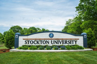 Galloway, NJ - 23 Mayıs 2024: Stockton Üniversitesi, adını ABD 'nin New Jersey' li imzacılarından Richard Stockton 'dan almıştır. Bağımsızlık Bildirgesi, bir devlet üniversitesidir..