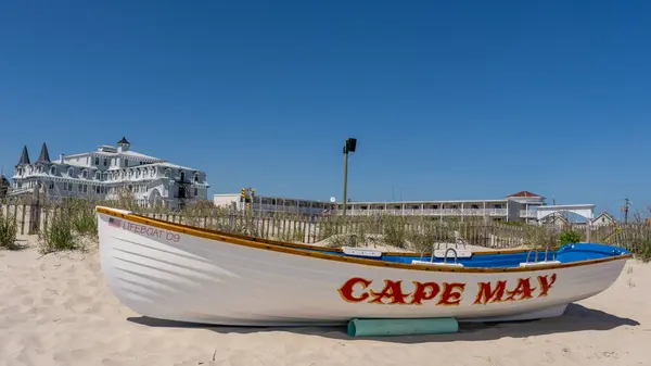 Cape May, NJ - 21 Mayıs 2024: Sahilde Cape May cankurtaran botu