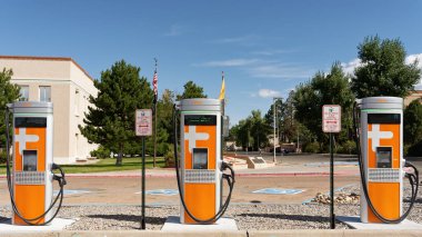 Santa Fe, NM - 24 Eylül 2021: 250 DC hızlı şarj istasyonları.