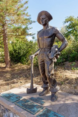 Santa Fe, NM - 24 Eylül 2021: Bu CCC İşçi Heykeli, Başkan Franklin D. Roosevelt 'in yeni anlaşmasının bir parçası olan Buhran döneminde Sivil Koruma Birliği' nin çalışmalarını onurlandırıyor..