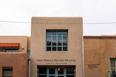 Santa Fe, NM - 23 Eylül 2021 New Mexico Tarih Müzesi New Mexico Kültür İşleri Bakanlığı tarafından işletilen New Mexico Devlet Müzesi 'nin bir parçasıdır..