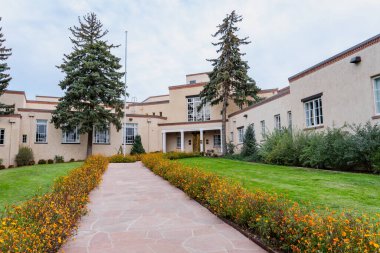 Santa Fe, NM - 23 Eylül 2021: New Mexico Anayasa Mahkemesi Binası 1937 'de Kamu İşleri İdaresi tarafından finanse edildi..