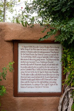 Santa Fe, NM - 23 Eylül 2021 Loretto 'daki Hanı ve Kaplıcayı imzala ve çevredeki binaların tarihini anlat..