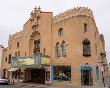 Santa Fe, NM - 23 Eylül 2021 The Lensic Performans Sanatları Merkezi, 1931 yılında İspanya 'da bir tiyatro ve vodvil sahnesi olarak inşa edilen bir İspanyol tarzı binadır..