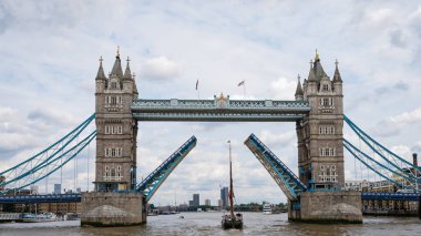 Londra, İngiltere - 24 Temmuz 2024: Tower Bridge, 1901 yılında Cann, John ve Herbert, Harwich tarafından inşa edilen bir Spritsail Barge olan 