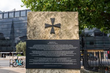 Londra, İngiltere - 24 Temmuz 2024: Malta George Cross Anıtı, İkinci Dünya Savaşı 'nda Malta Kuşatması anısına Londra' da dikilmiş bir savaş anıtıdır. (kenar 1)