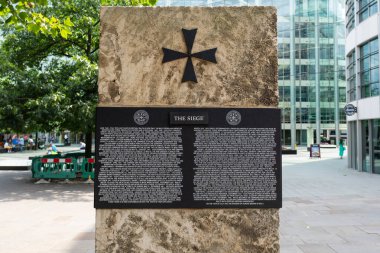 Londra, İngiltere - 24 Temmuz 2024: Malta George Cross Anıtı, İkinci Dünya Savaşı 'nda Malta Kuşatması anısına Londra' da dikilmiş bir savaş anıtıdır. (kenar 3)